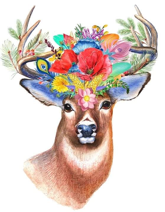 photo d'un cerf avec une couronne de fleurs
